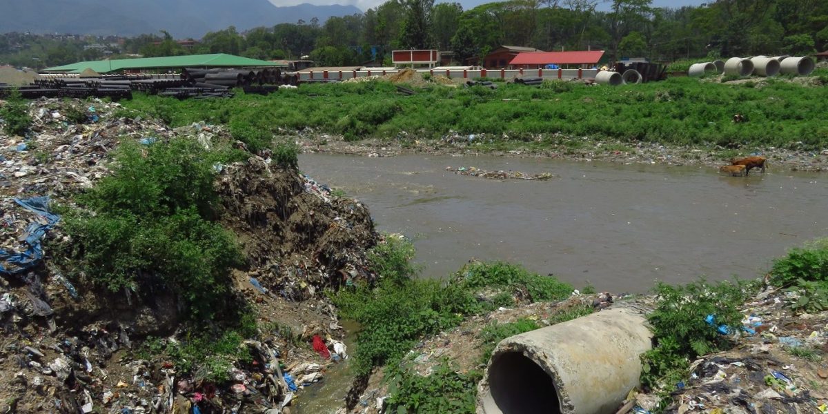 arbage_on_the_riverbank_in_Kathmandu-1400×700