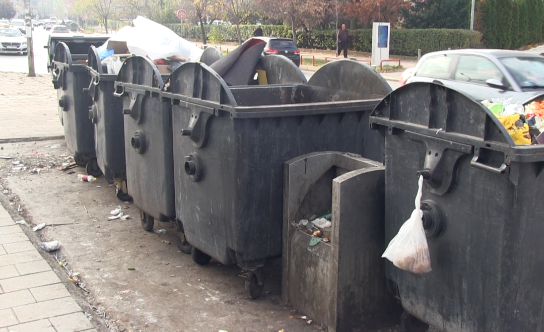 Kontejnerët nëntokësorë “pushojnë”, e ngulfatja me bërllok vazhdon