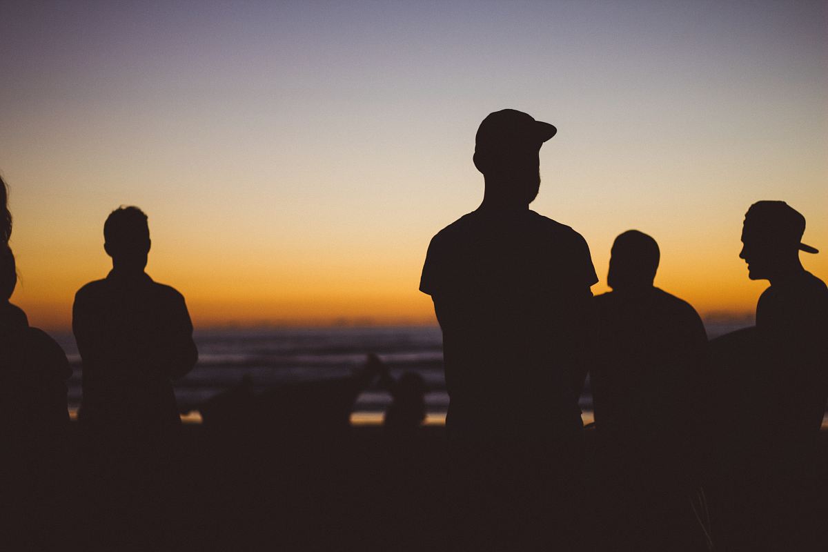 silhouette-group-of-people-under-sunset-silhouette-people