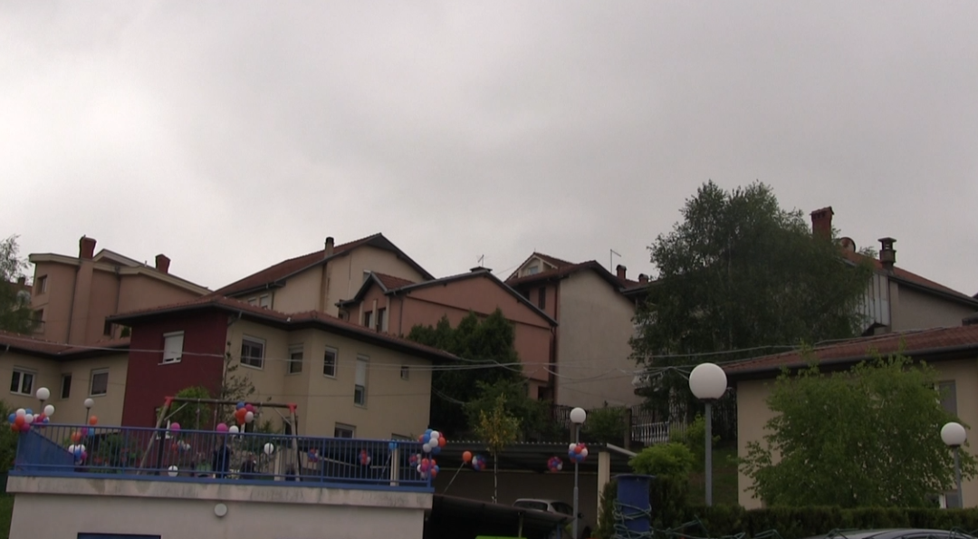 Të lënë nga familja por jo edhe nga institucionet