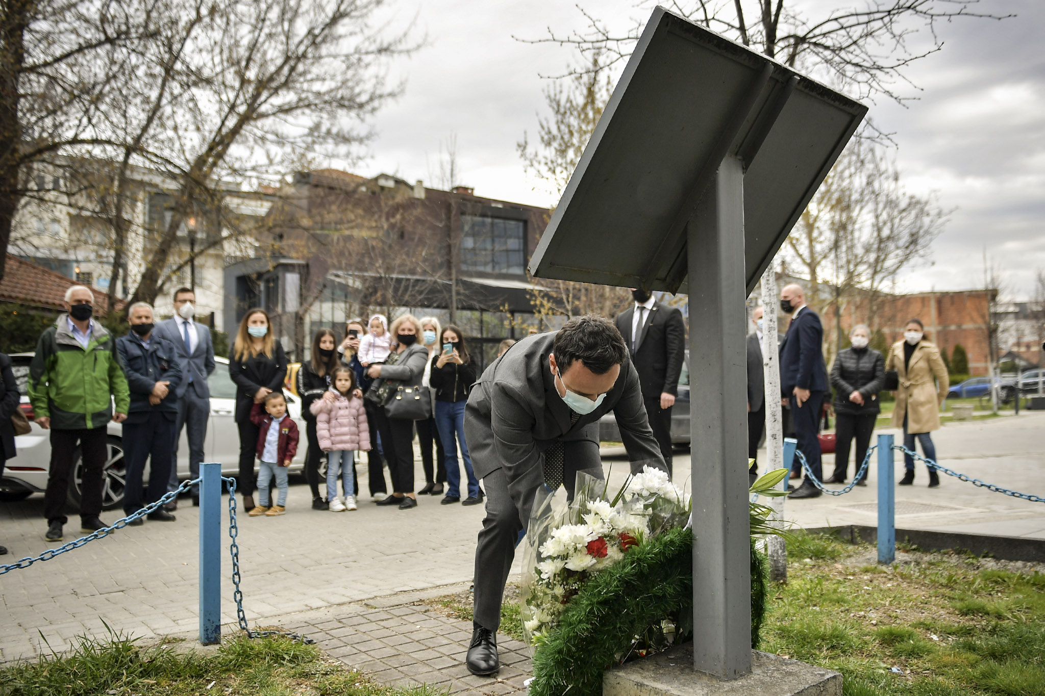 Albin Kurti nderon dëshmorët Naser Hajrizi dhe Asllan Pireva