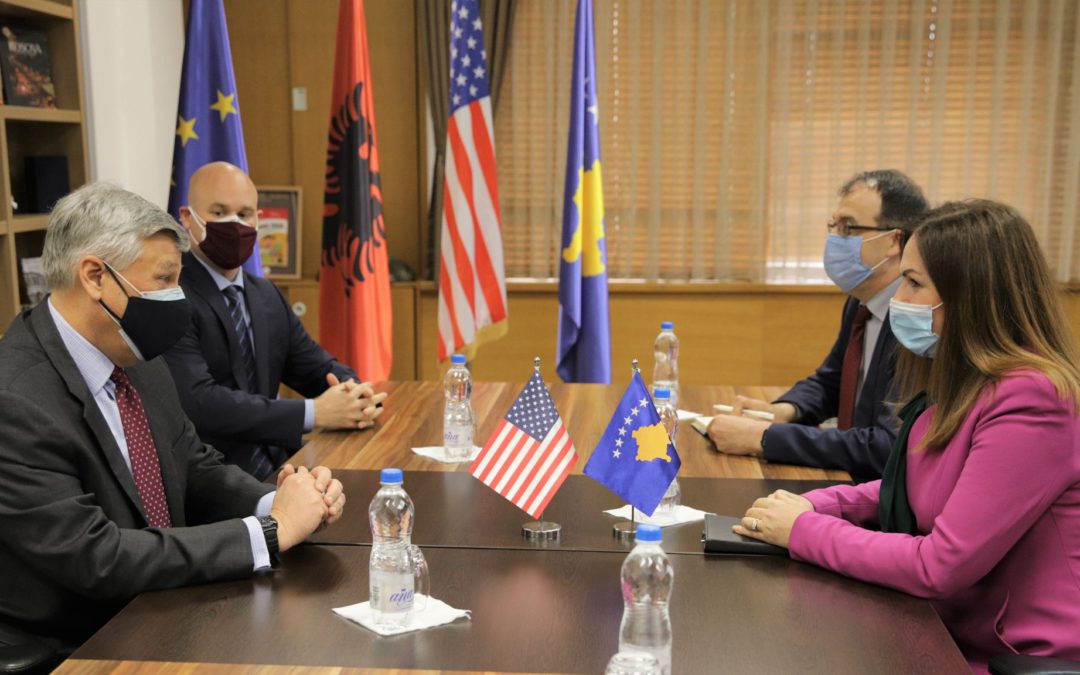 Ambasadori amerikan konfirmon mbështetjen për sektorin e arsimit