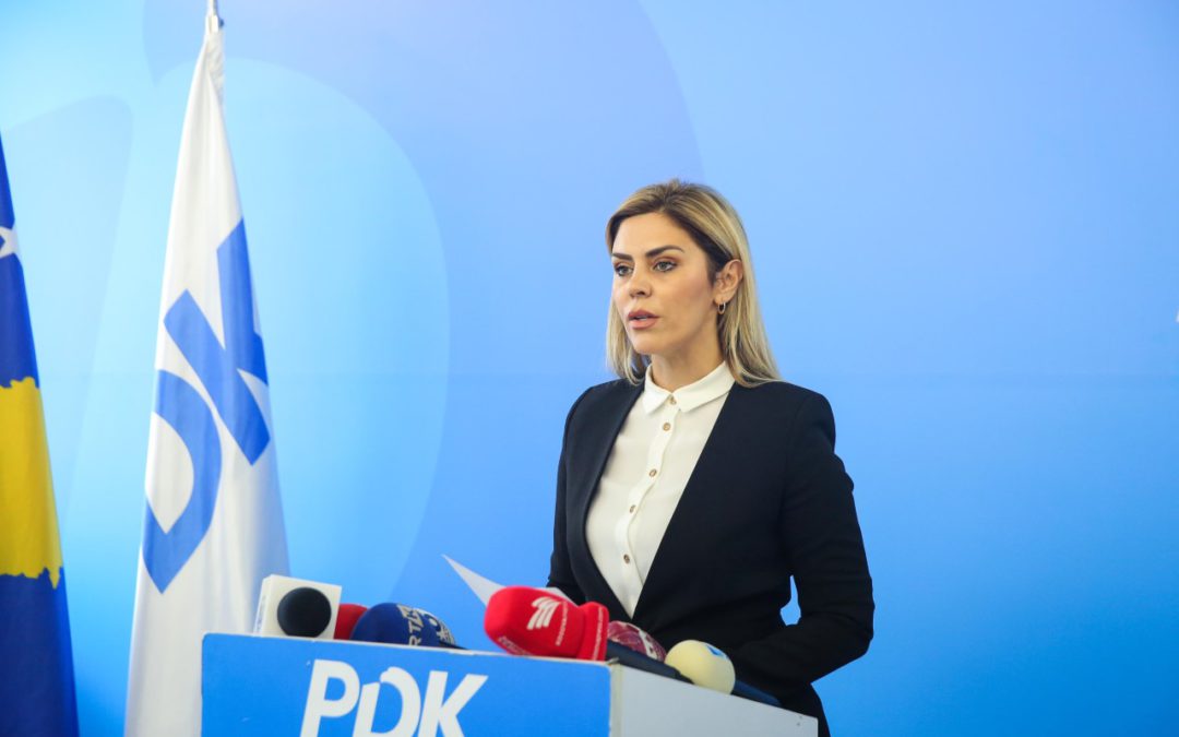 Qeveria Kurti po e mohon historinë e re të Kosovës, Gërvalla-Schwarz përqafoi narracionin serb e rus