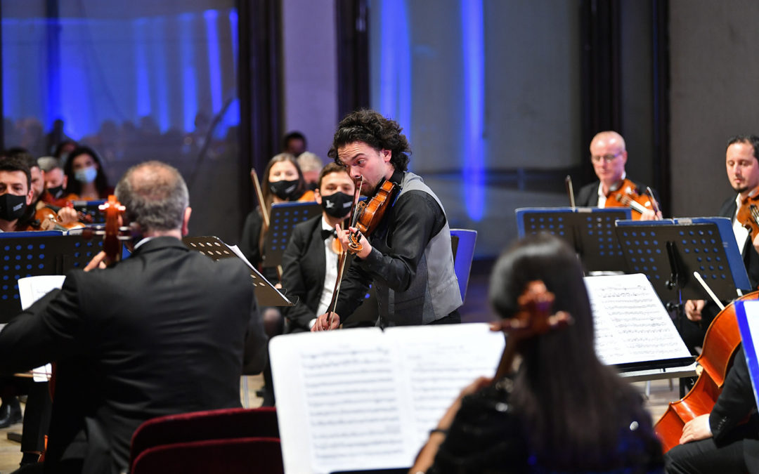 Skena Juvenis e Filharmonisë së Kosovës mban koncert me tre violinistë të rinj