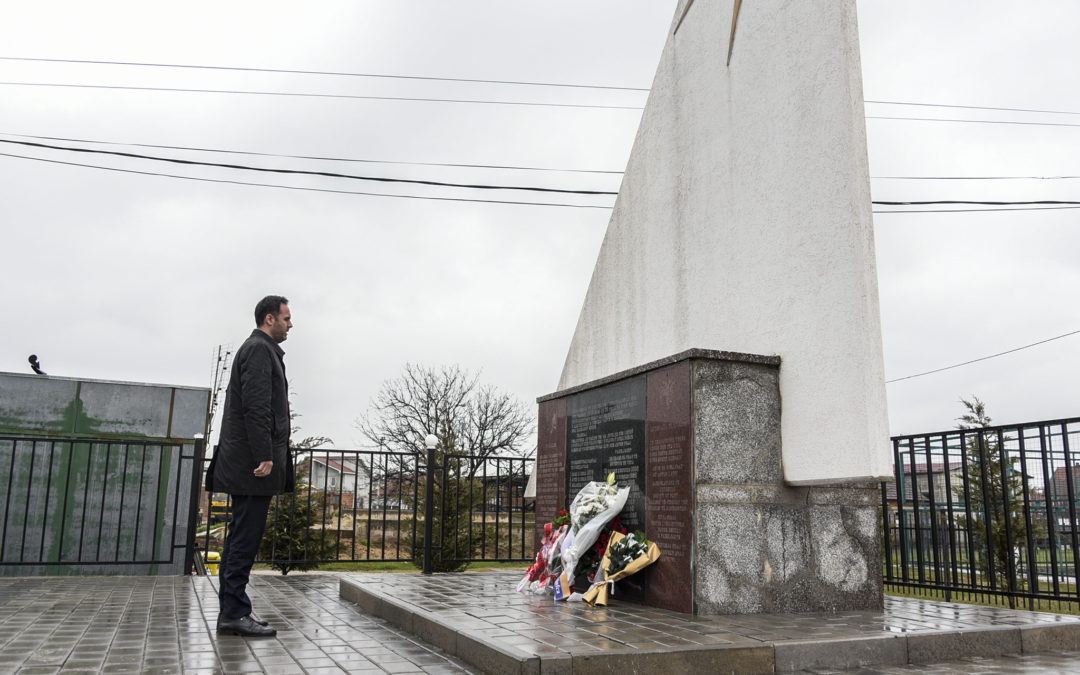Kryekuvendari Konjufca nderoi të rënët në Hallaq të Lipjanit