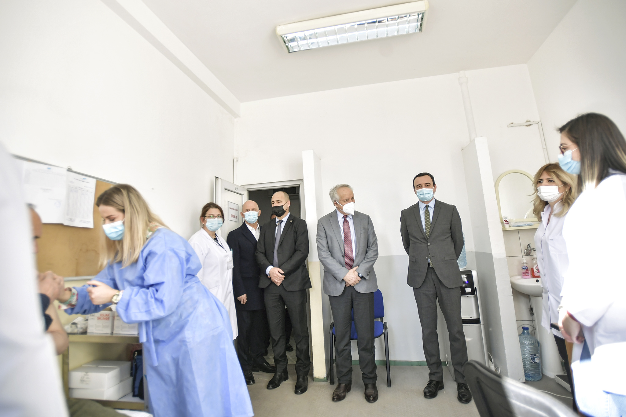 Albin Kurti-Rifat Latifi- qendrën e vaksinimit në Fushë Kosovë