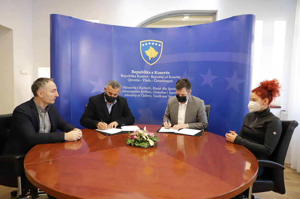 Hajrullah Ceku-nënshkruam memorandum me Federatën Skitare të Kosovës për mbështetje financiare të sportistëve tanë