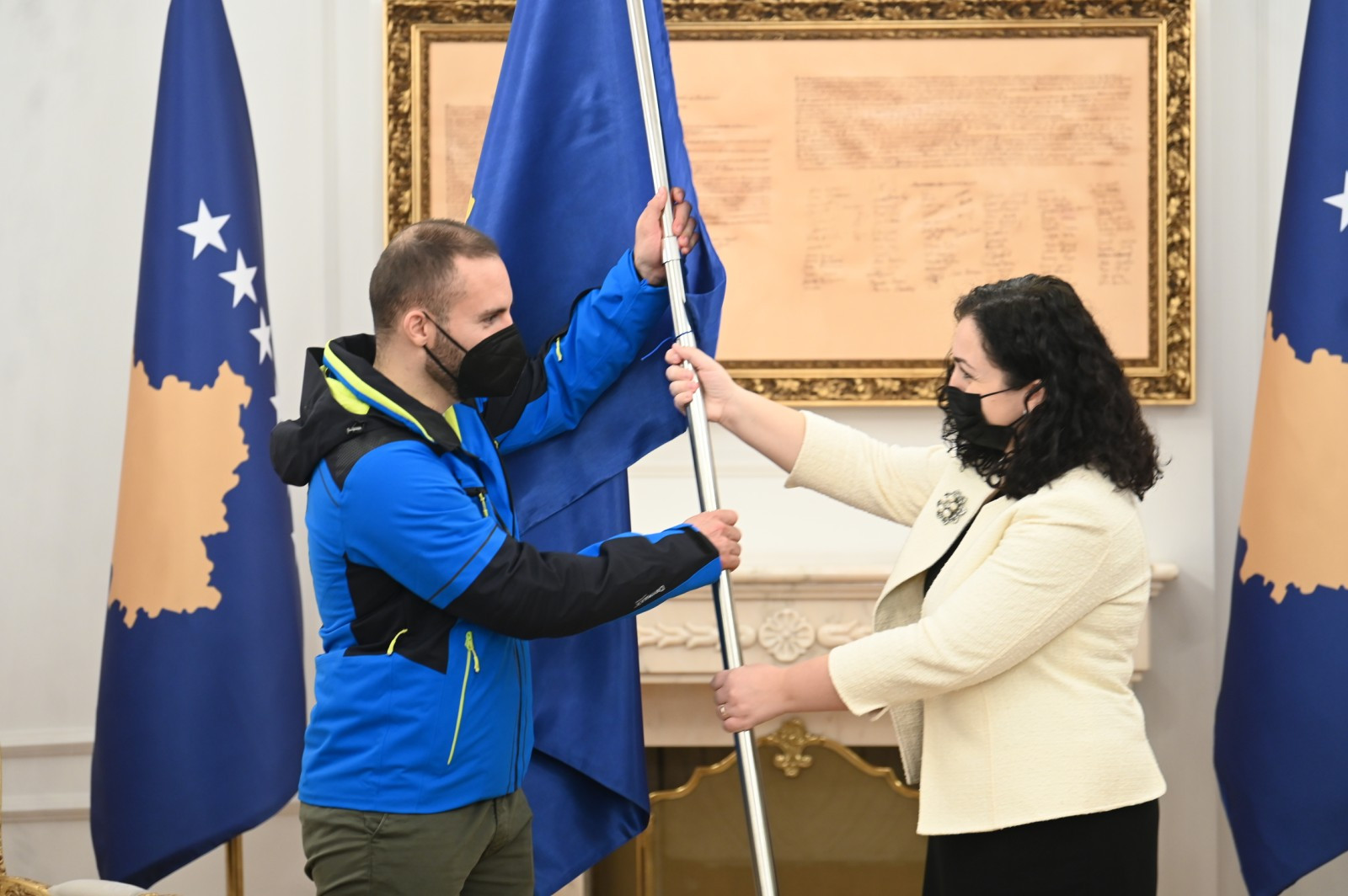 Vjosa Osmani-dorëzon flamurin e Kosovës ekipit olimpik