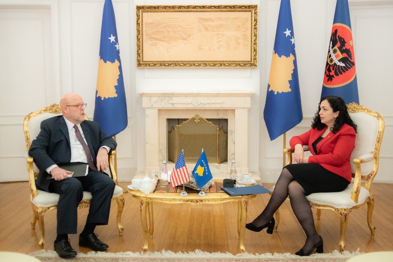 Vjosa Osmani-Jeffrey Hovenier