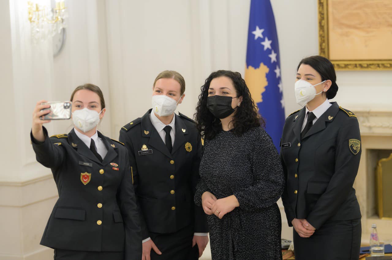 Vjosa Osmani me oficere te FSK-se