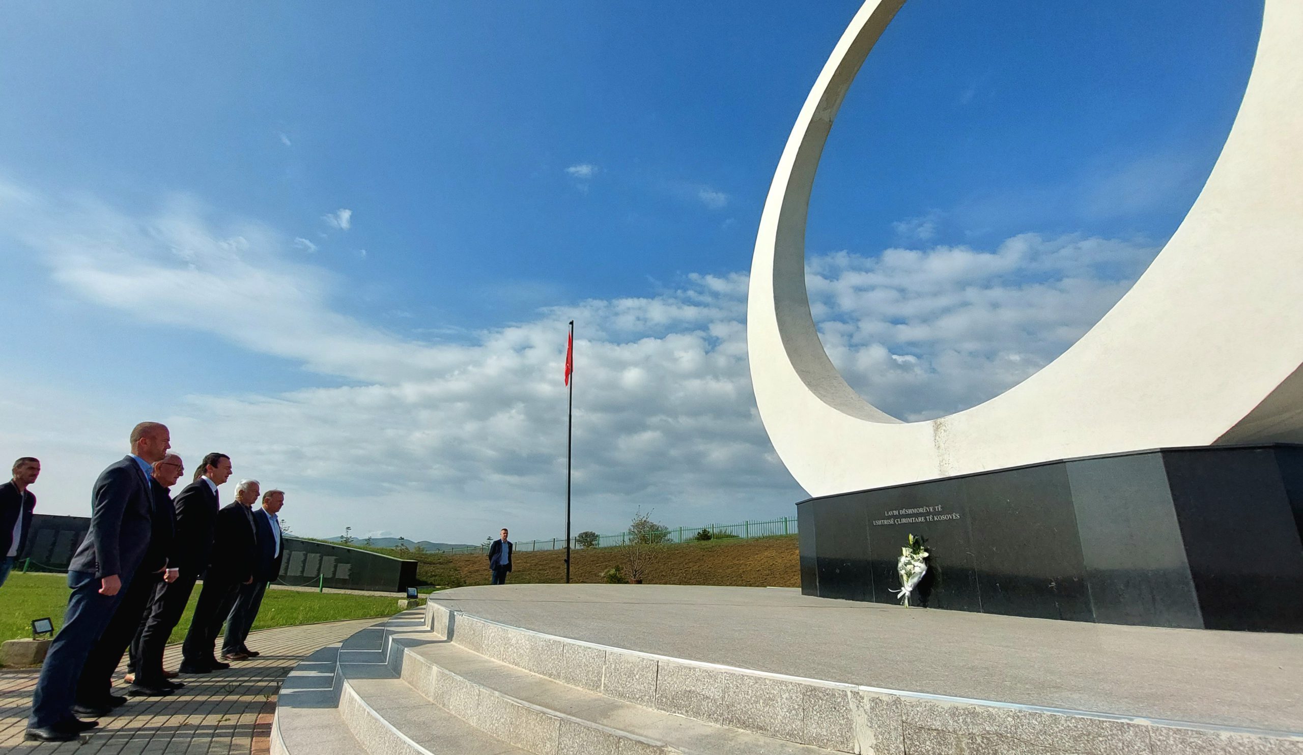 Albin Kurti -homazhe te Kompleksi Memorial në Marinë
