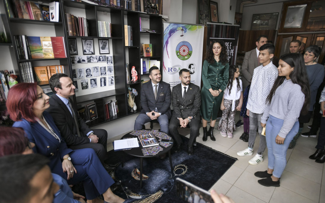 Kryeministri Kurti vizitoi organizatën më të vjetër rome “Durmish Aslano”