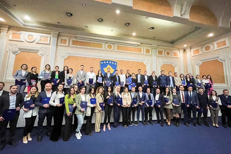 Albulena Haxhiu ndan certifikatat për kandidatët të cilët kanë dhënë Provimin e Jurisprudencës