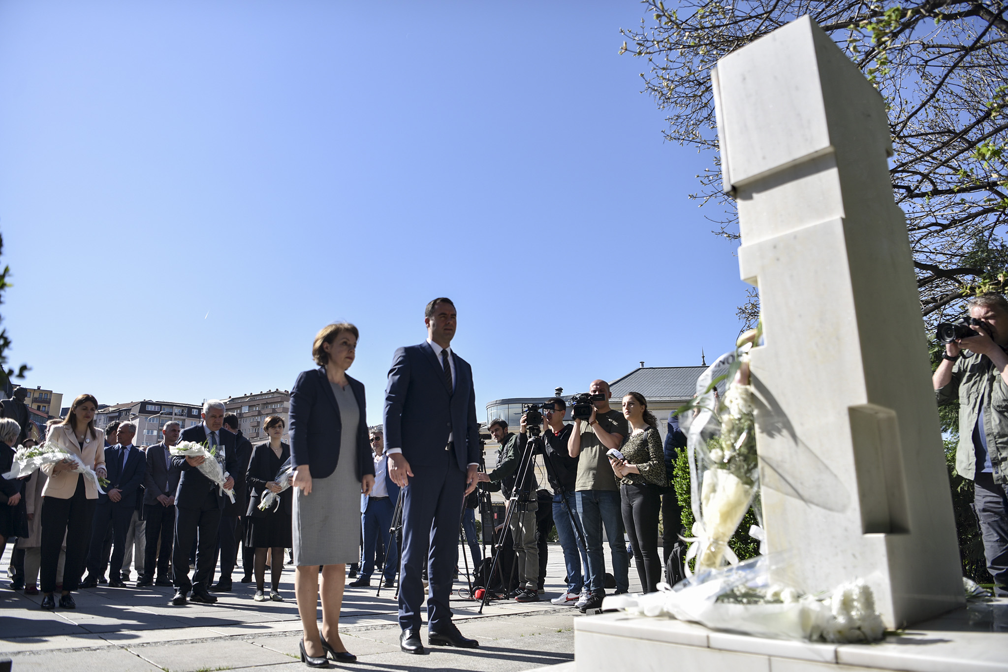 Glauk Konjufca vendos lule te Obelisku i të Zhdukurve me Dhunë (1)