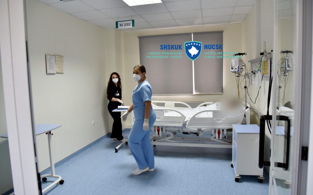 ShSKUK: Në klinikat e QKUK-së po trajtohen 18 pacientë të konfirmuar me COVID-19