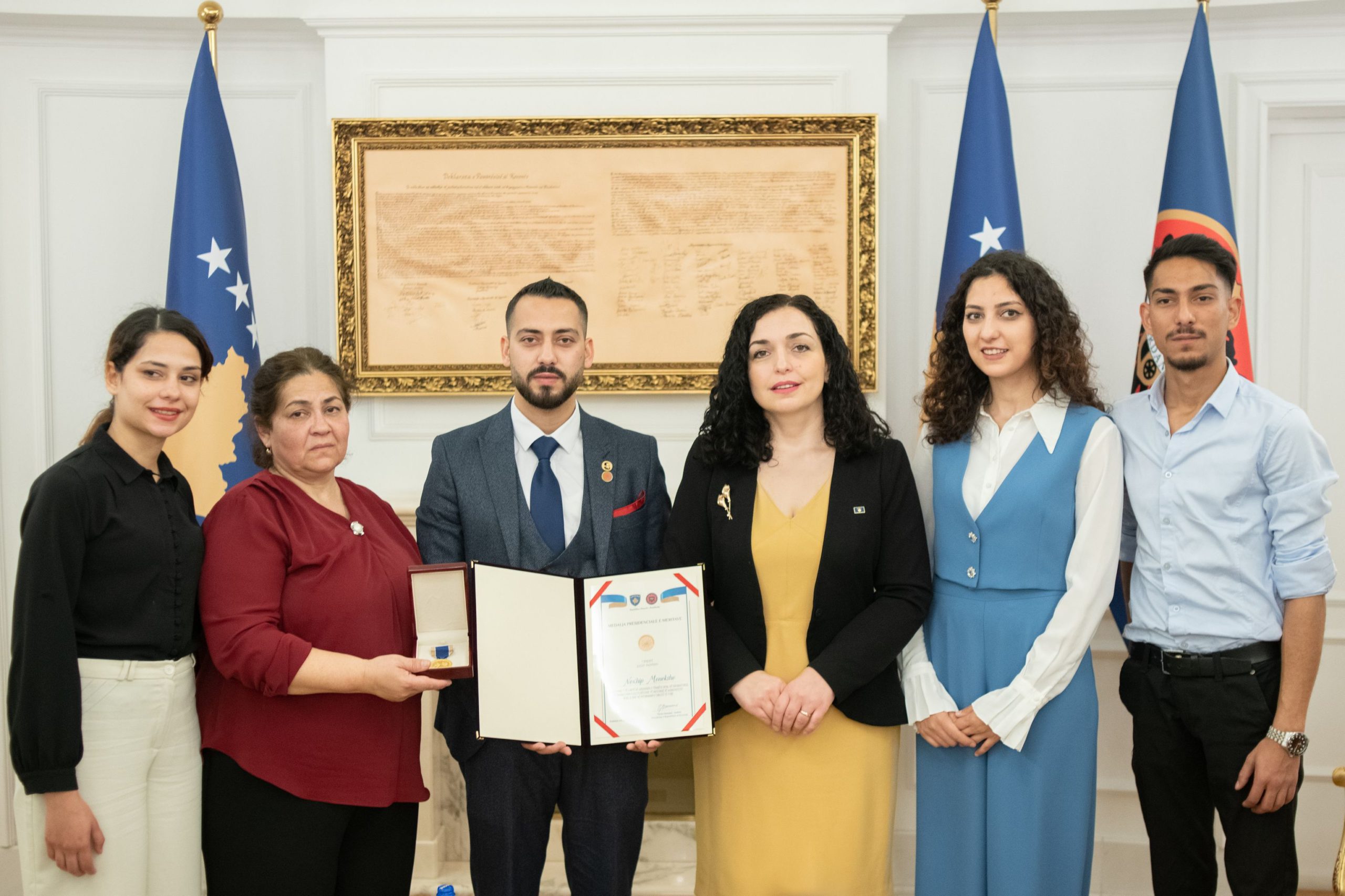 Vjosa Osmani dekoron me Medaljen Presidenciale të Meritave, dramaturgun Nexhip Menekshe