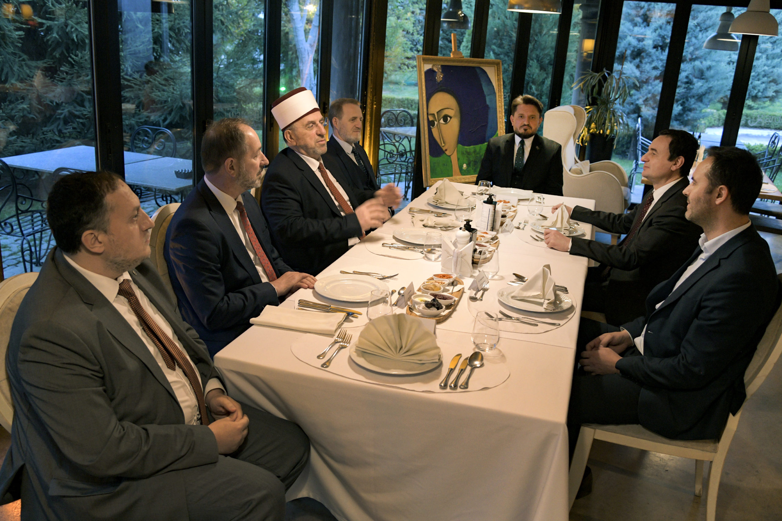 Albin Kurti shtroi iftar për kryetarin e Bashkësisë Islame të Kosovës, Naim Tërnava