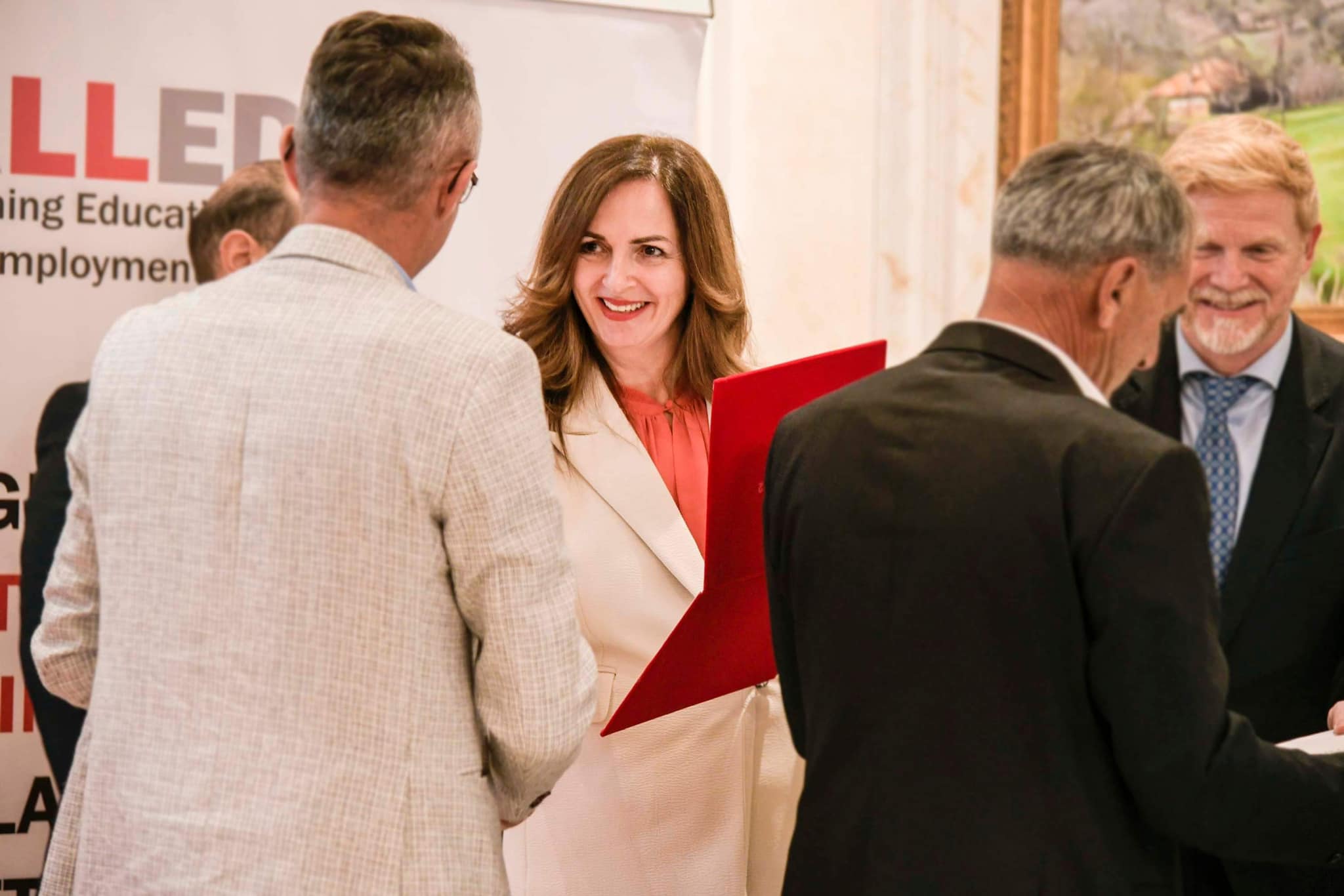 MASHTI-Arberie Nagavci-ndau certifikata për drejtorë dhe kordinatorë të cilësisë në AAP