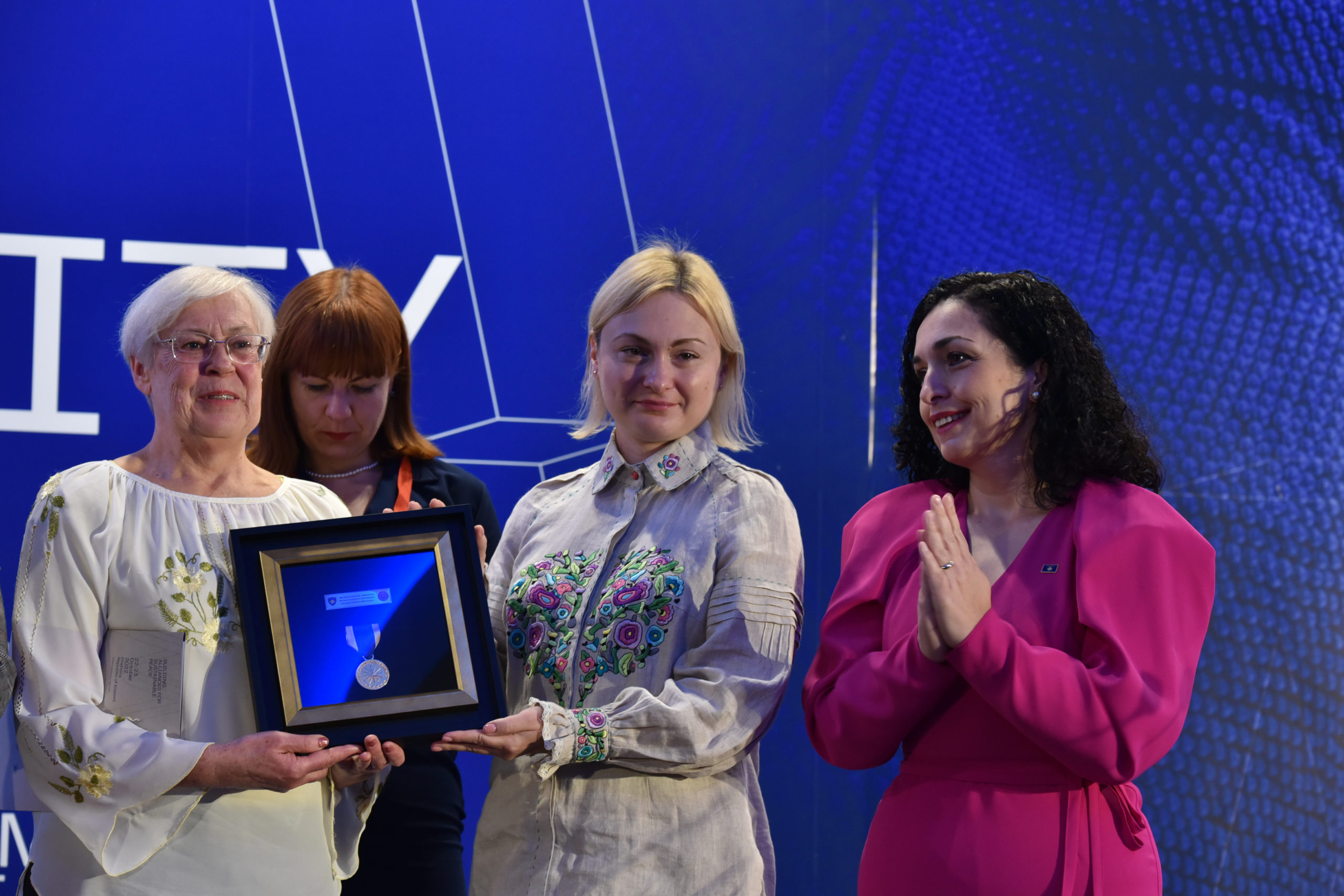 Vjosa Osmani dekoroi me Medaljen Presidenciale të Meritave,gratë e Ukrainës