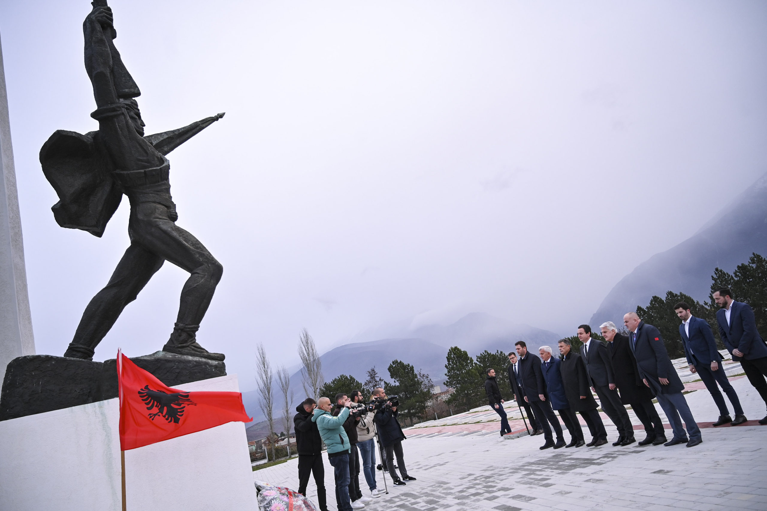 Albin Kurti bëri homazhe te varri i patriotit e veprimtarit, Hasan Prishtina