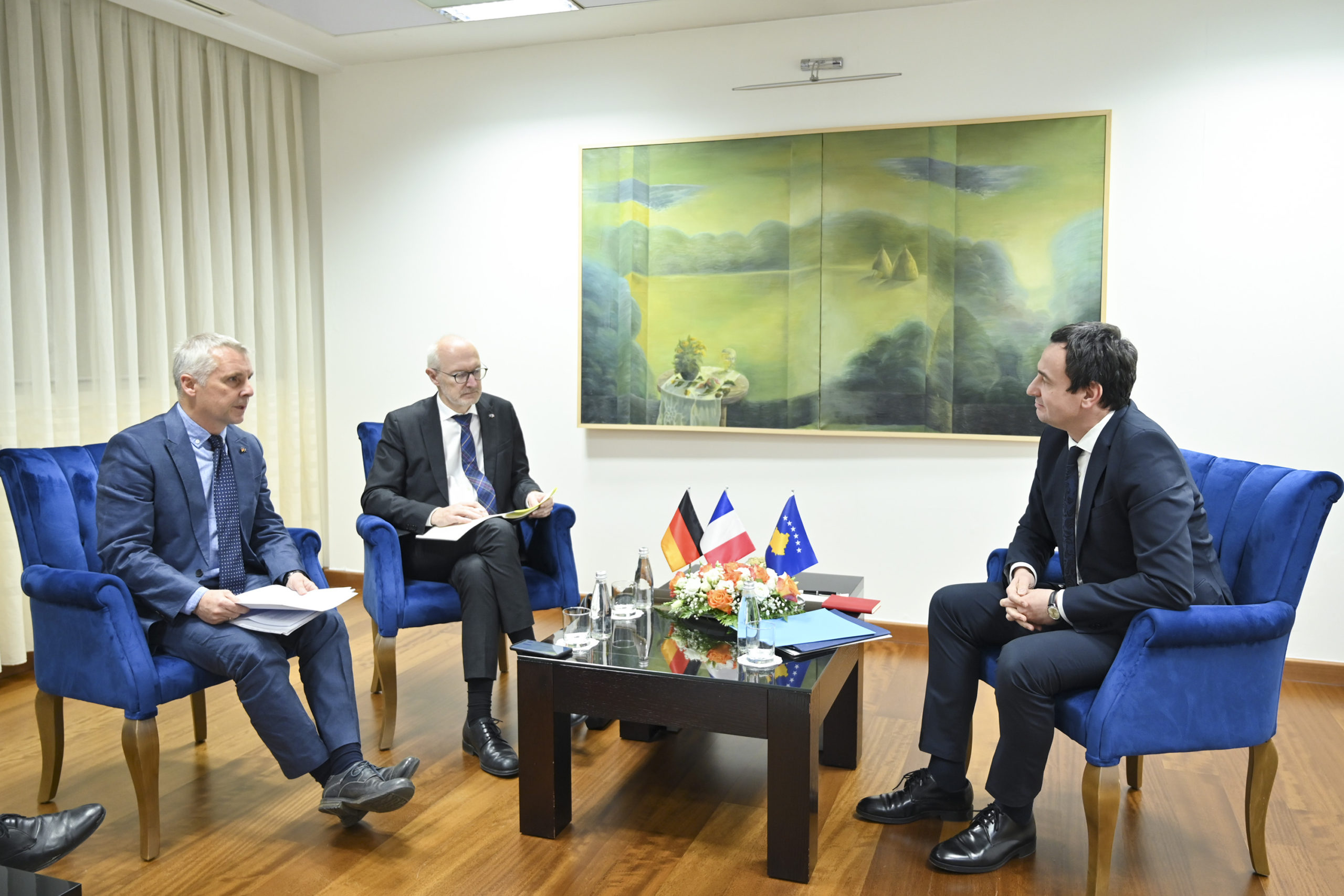 Albin Kurti takohet me ambasadorët e Francës dhe Gjermanisë në Kosovë