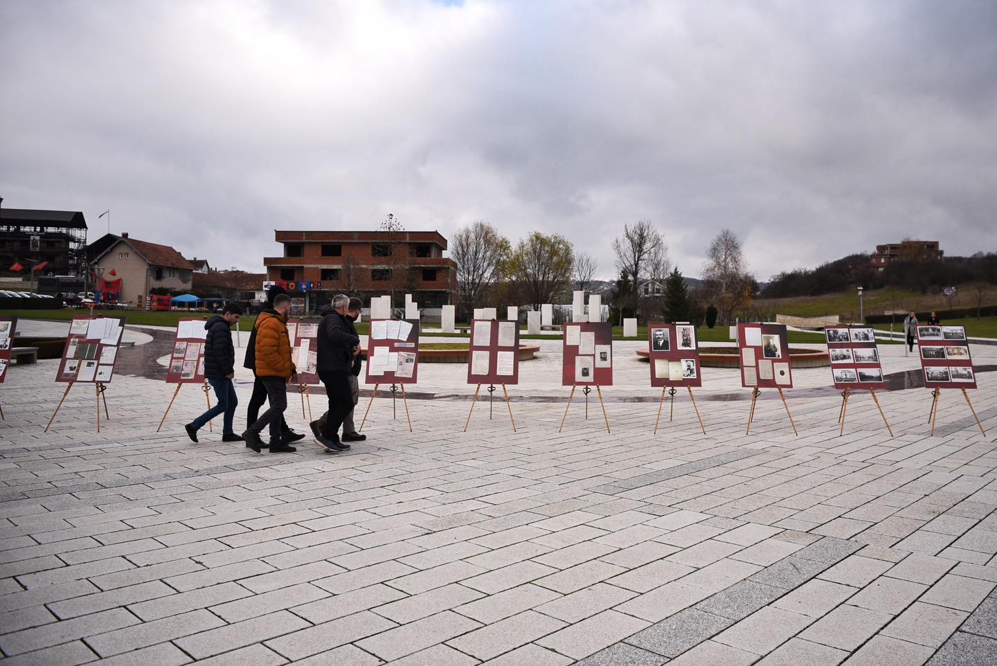 Në Kompleksin Memorial “Adem Jashari” në Prekaz, u prezantua ekspozita “Të ndarë por të pashkëputur”