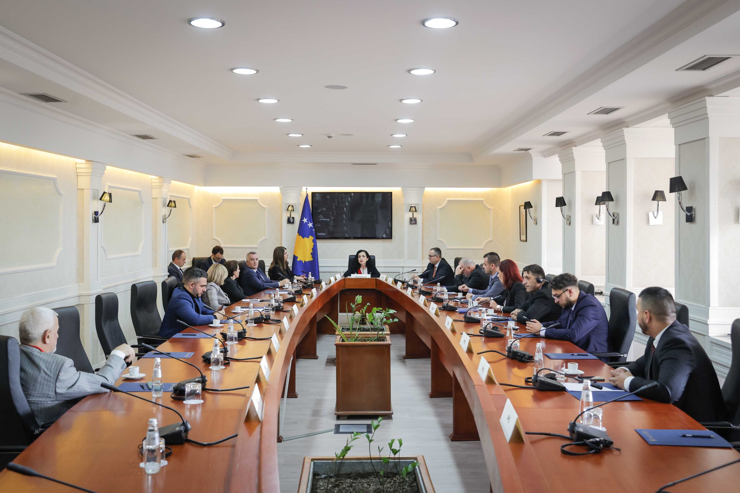Vjosa Osmani mbajti takimin konsultativ me parti politike për zgjedhjet në veri të vendit