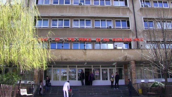 ShSKUK: Një grua shtatzënë rreth moshës 35 vjeçare është vrarë në oborrin e QKUK-së