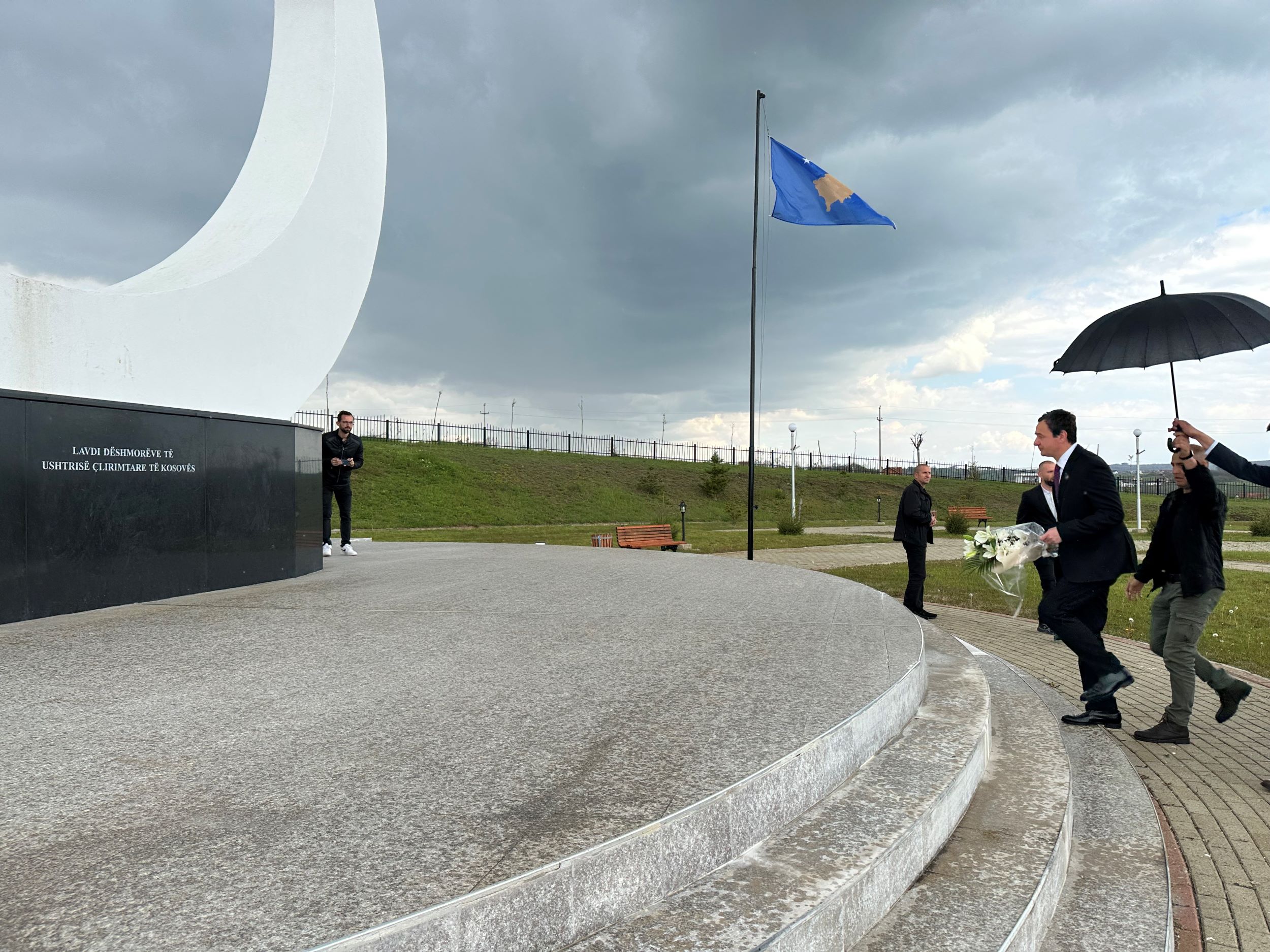 Kurti bën homazhe në Kompleksin Memorial në Marinë