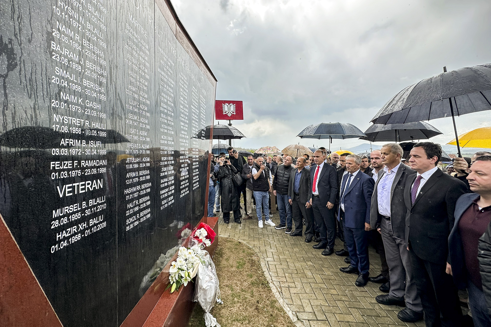 Albin Kurti zbulon pllakën përkujtimore në Shtuticë të Drenasit