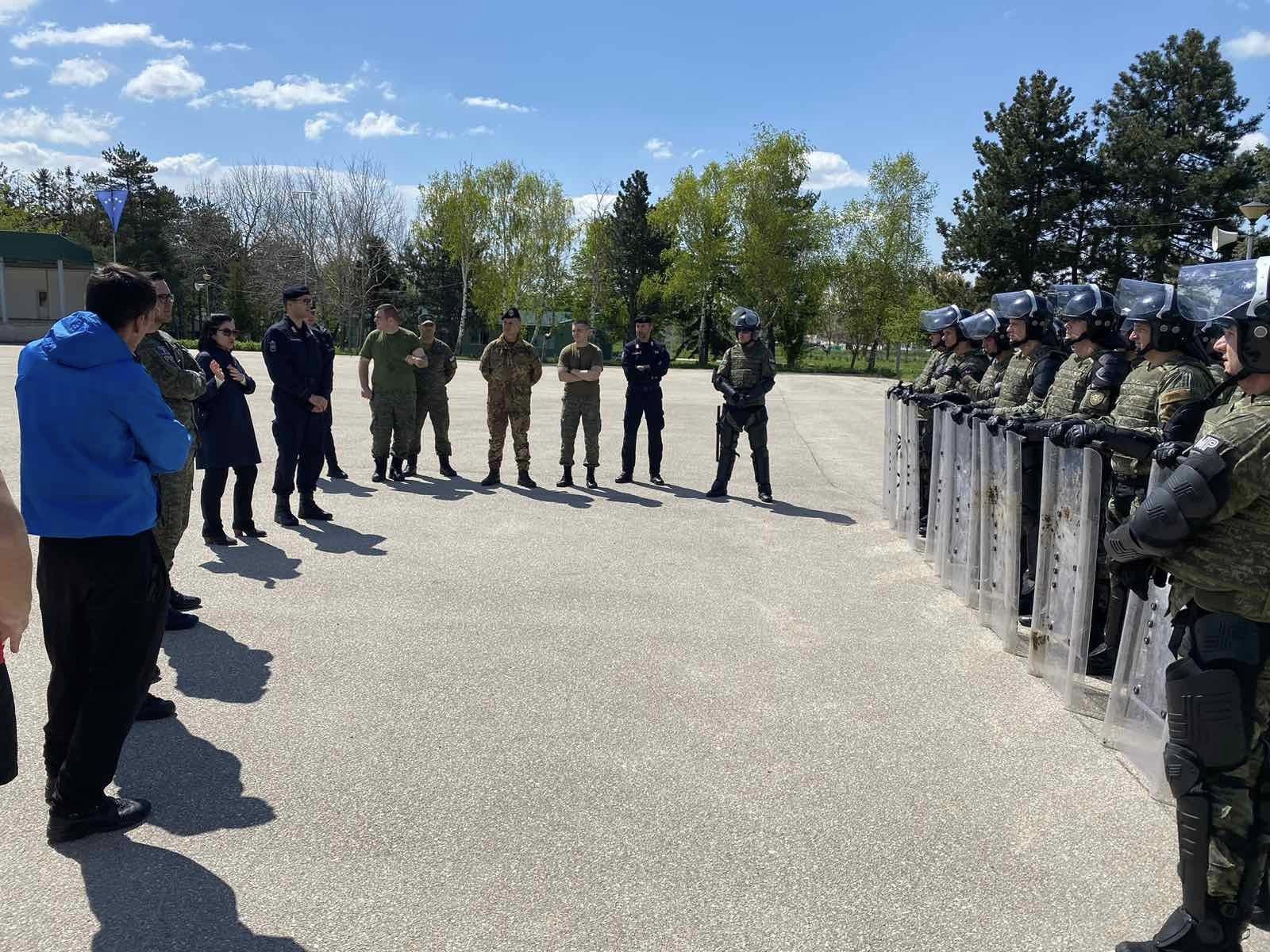 Karabinjerët italianë monitorojnë Policinë Ushtarake të FSK-së