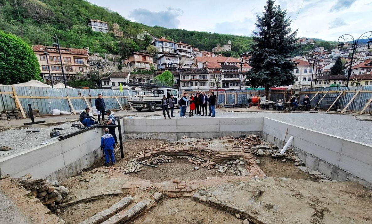 Në sheshin e Lidhjes së Prizrenit, punë intensive në Lokalitetin Arkeologjik.-