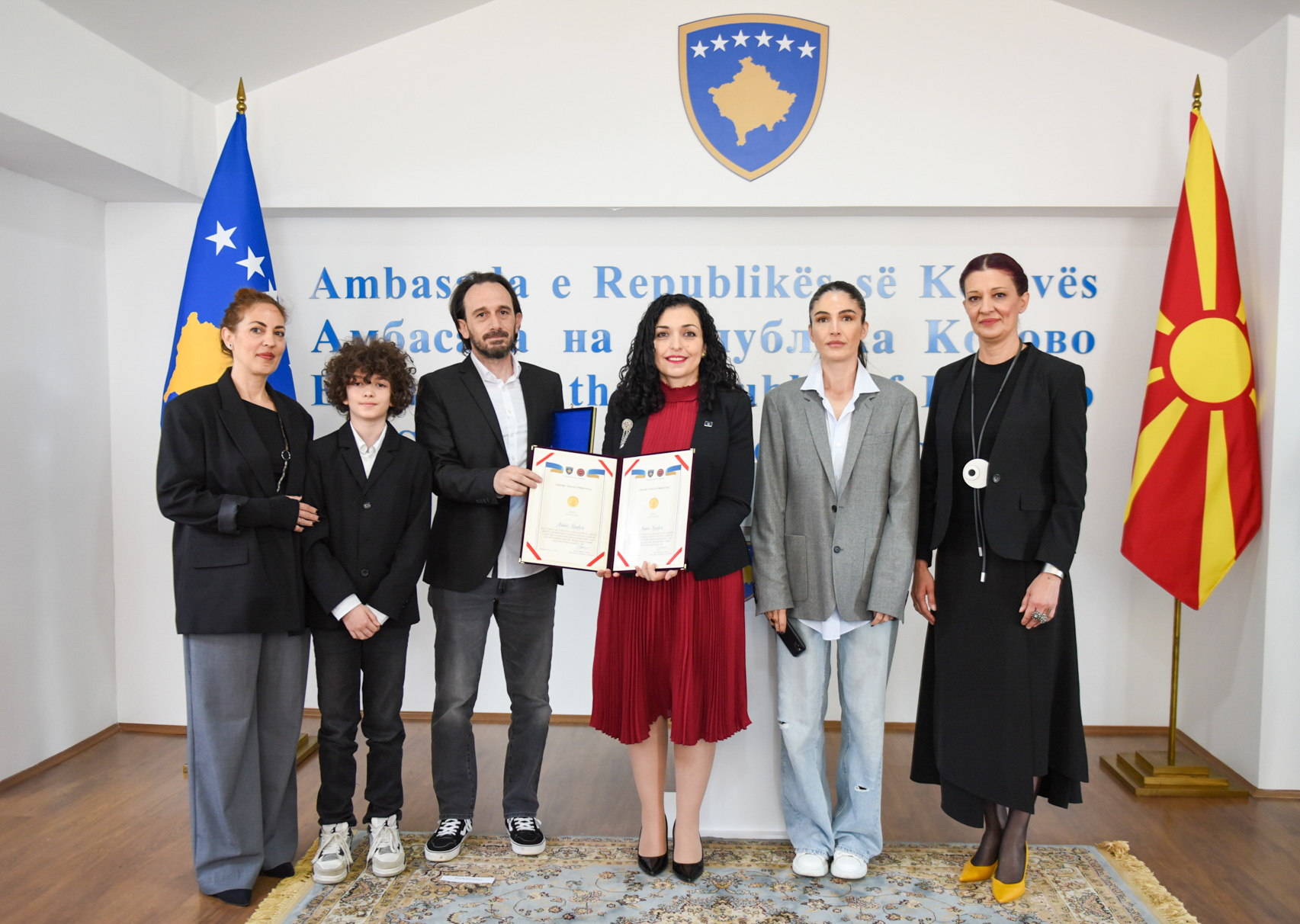 Vjosa Osmani dekoron post-mortem me urdhrin “Hasan Prishtina”, ideologun, politikanin, filozofin dhe liderin Arbën Xhaferi