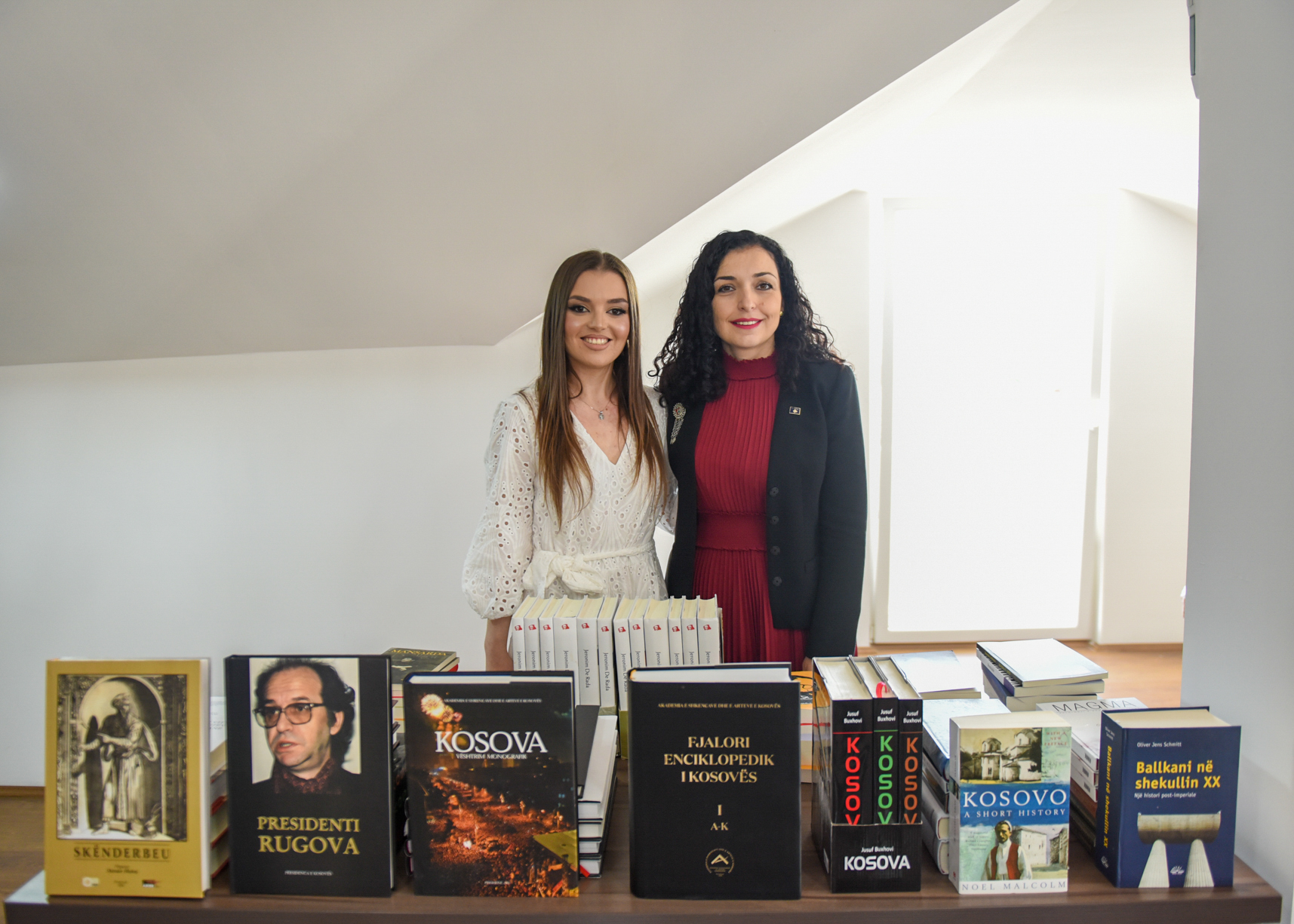 Vjosa Osmani i dhuron një kontigjent librash Bibliotekës shqipe të Manastirit