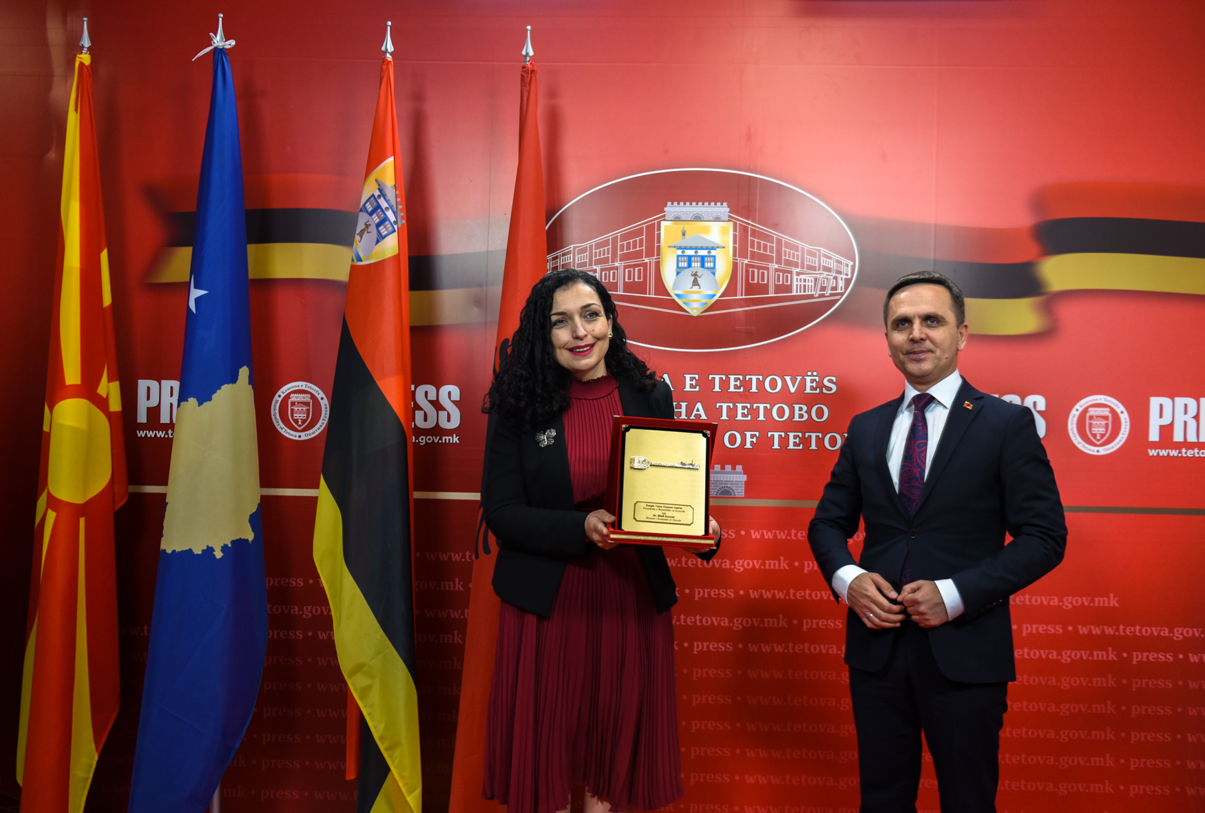 Vjosa Osmani nderohet me Çelësin e Qytetit, çmim ky që u dha për herë të parë nga komuna e Tetovës