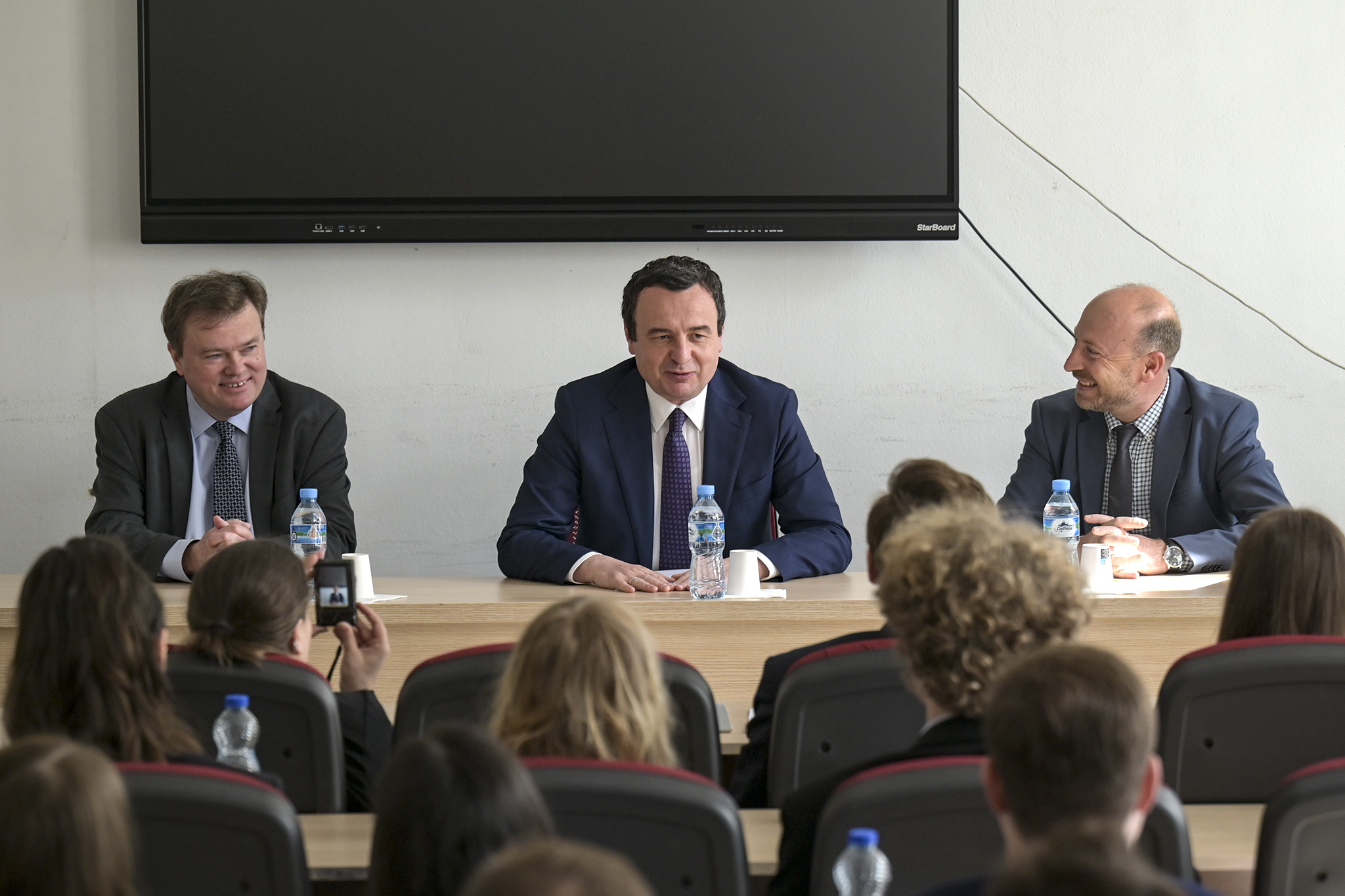 Albin Kurti zhvillon bashkëbisedim me studentët e Akademisë Diplomatike të Vjenës