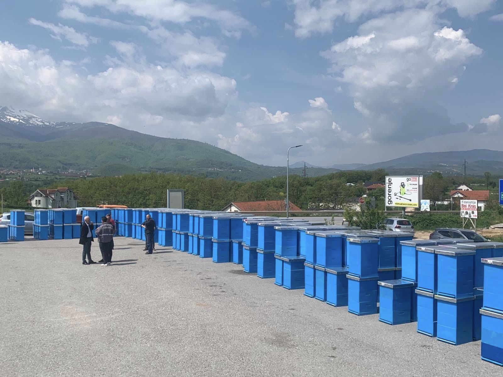 Komuna e Kaçanikut subvencionon bletarët me koshere të bletëve dhe centrifuga për nxjerrjen e mjaltit