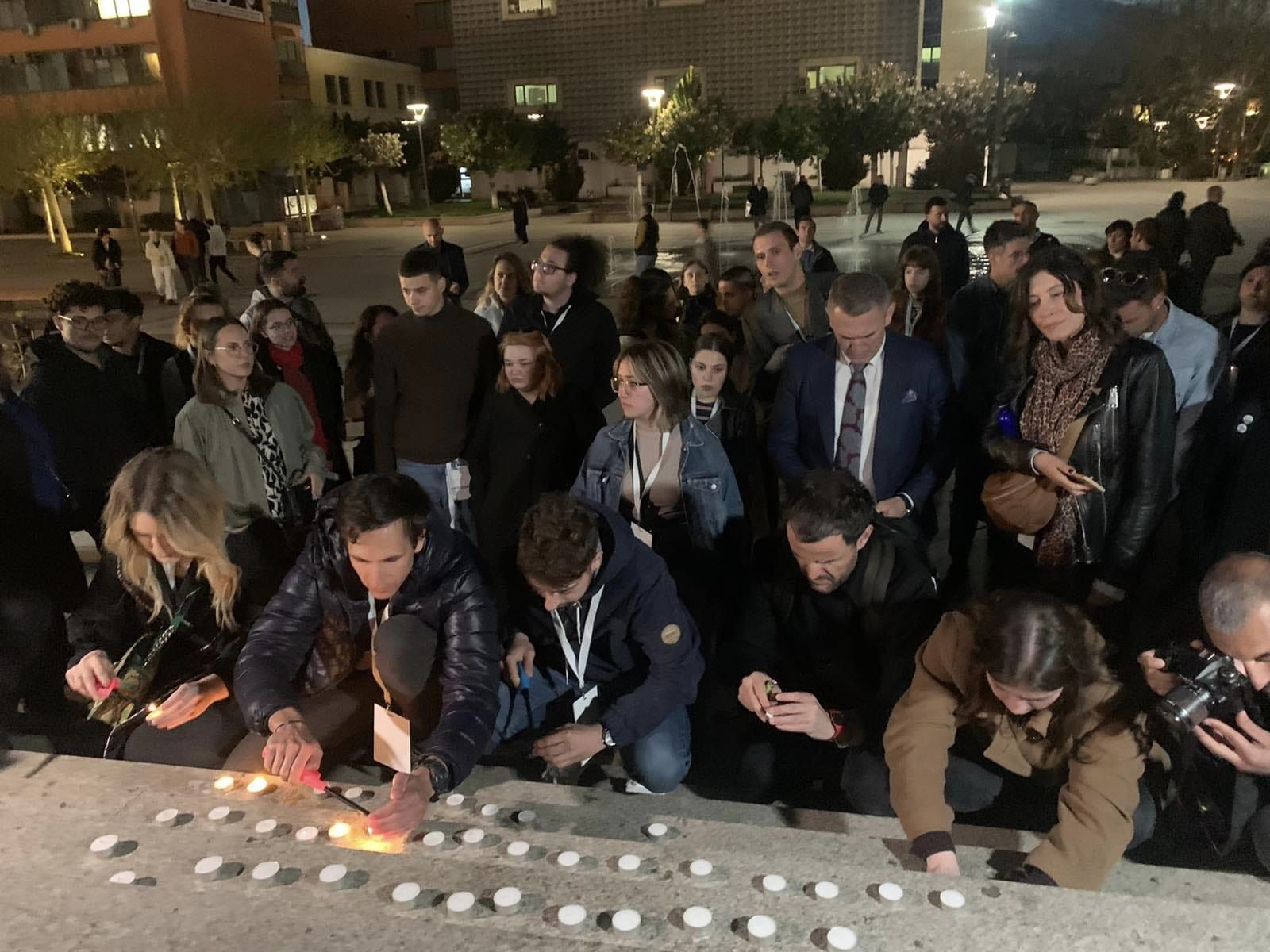 Miredita, dobar dan -ndezën qirinj në shenjë solidariteti dhe në kujtim të viktimave të krimit