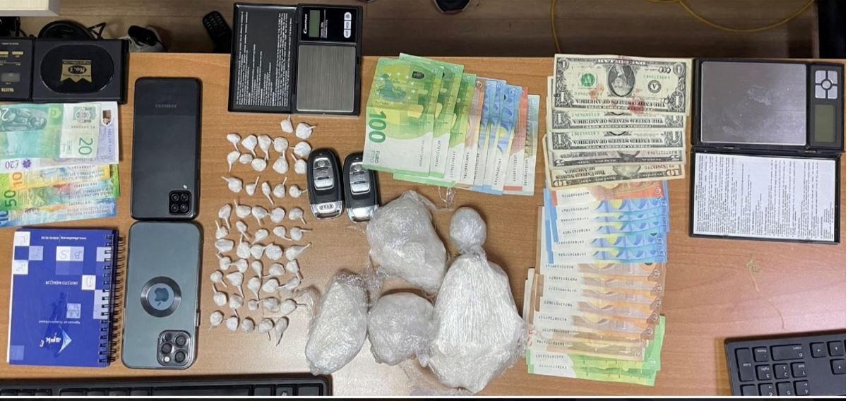 Policia sekuestron drogë dhe para-1
