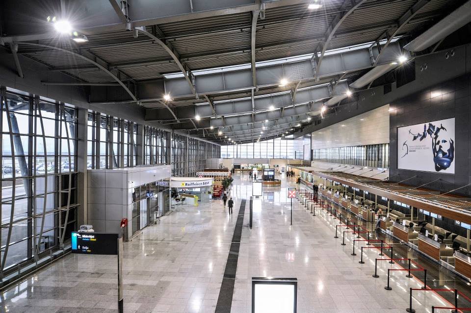 Aeroporti Adem Jasahari 4