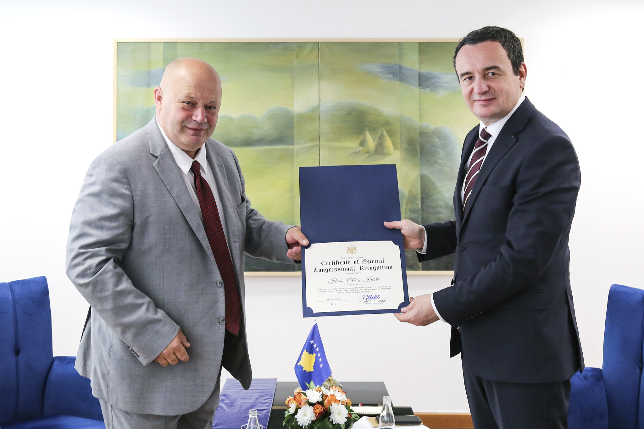 Aktivisti i njohur për çështjet shqiptare në SHBA, Nika dhuron kryeministrit Kurti certifikatë mirënjohjeje nga kongresmenja Malliotakis