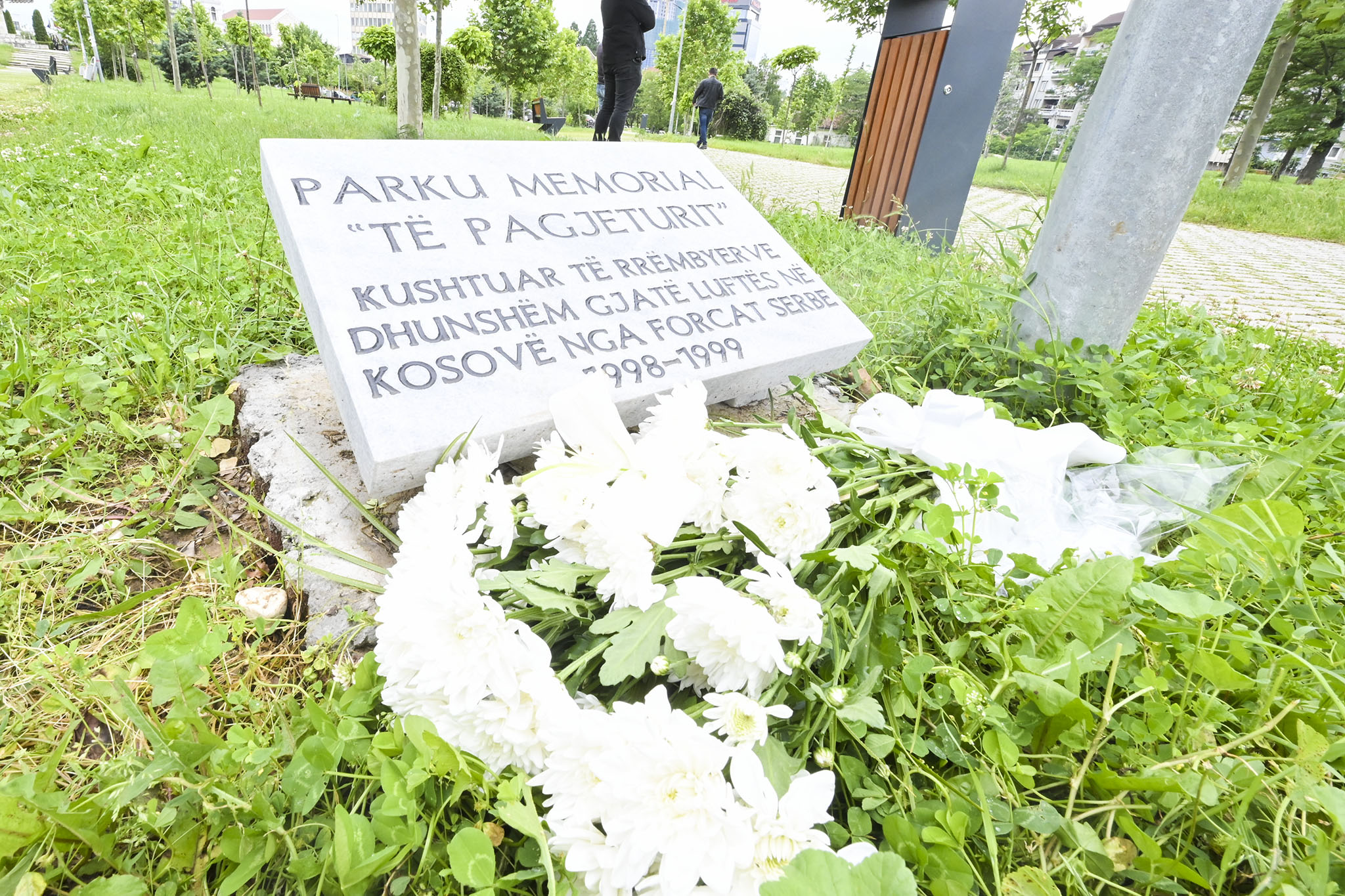 Albin Kurti bën nderime te Parku Memorial Të Pagjeturit