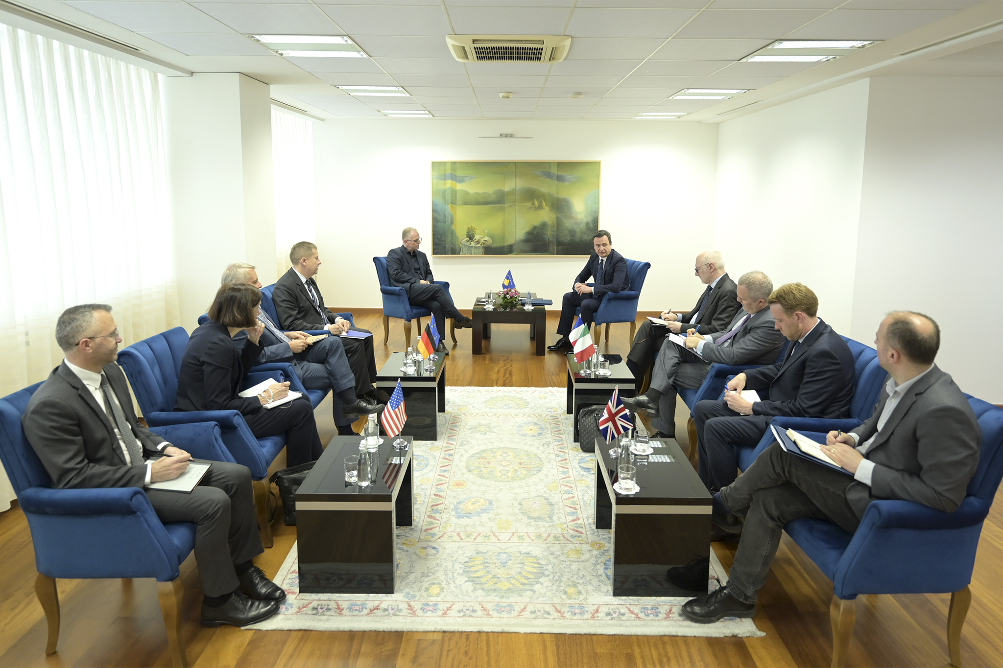Albin Kurti takon ambasadorët e shteteve të QUINT-it