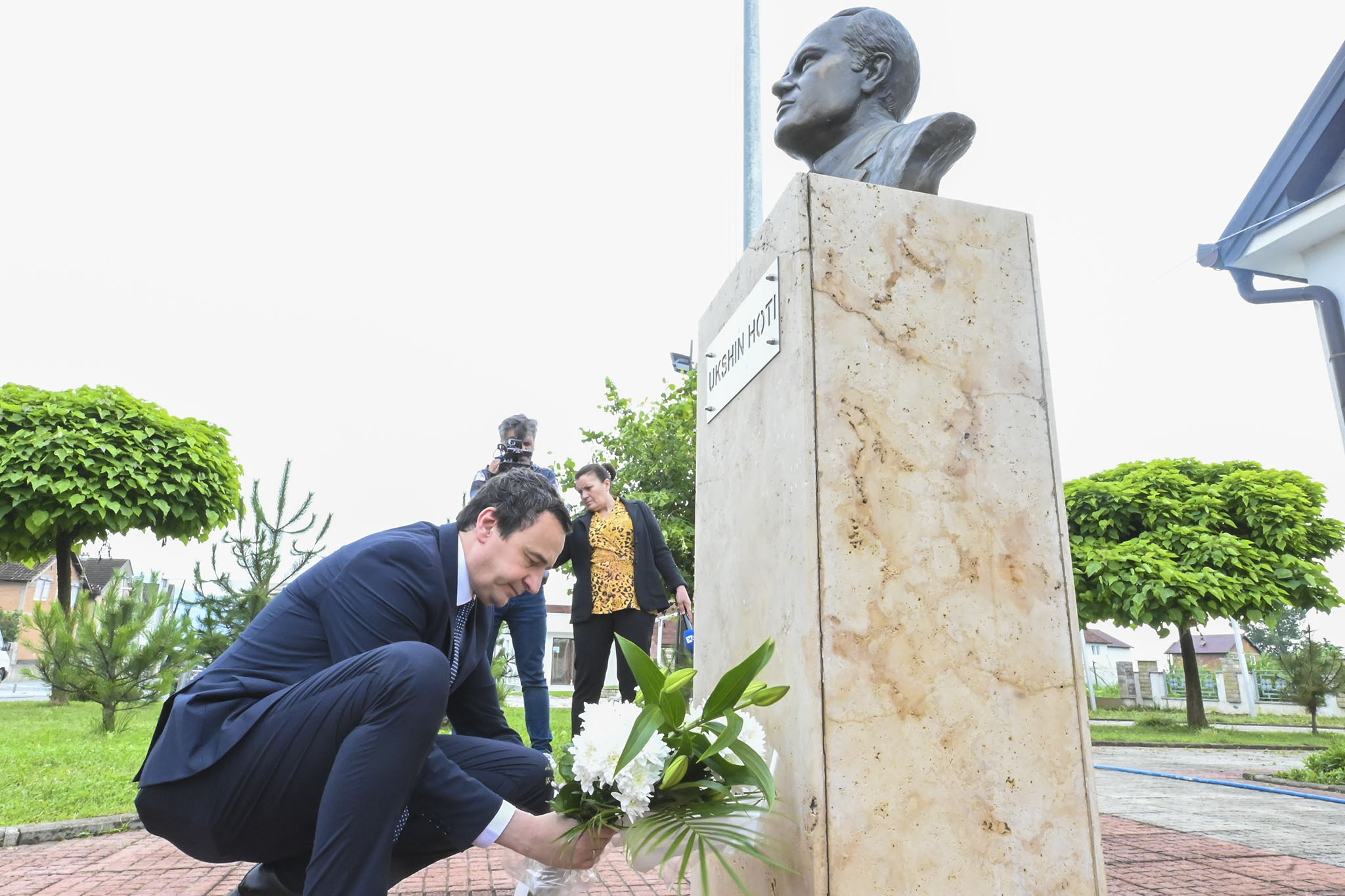 Albin Kurti vizitoi Shtëpinë Muze të Prof. Ukshin Hotit në 80- vjetorin e lindjes së tij