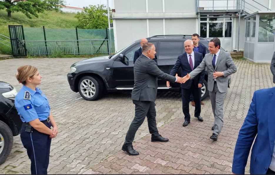 Albin Kurti-viziton Kampin e Policisë në Belvedere, në Mitrovicë-