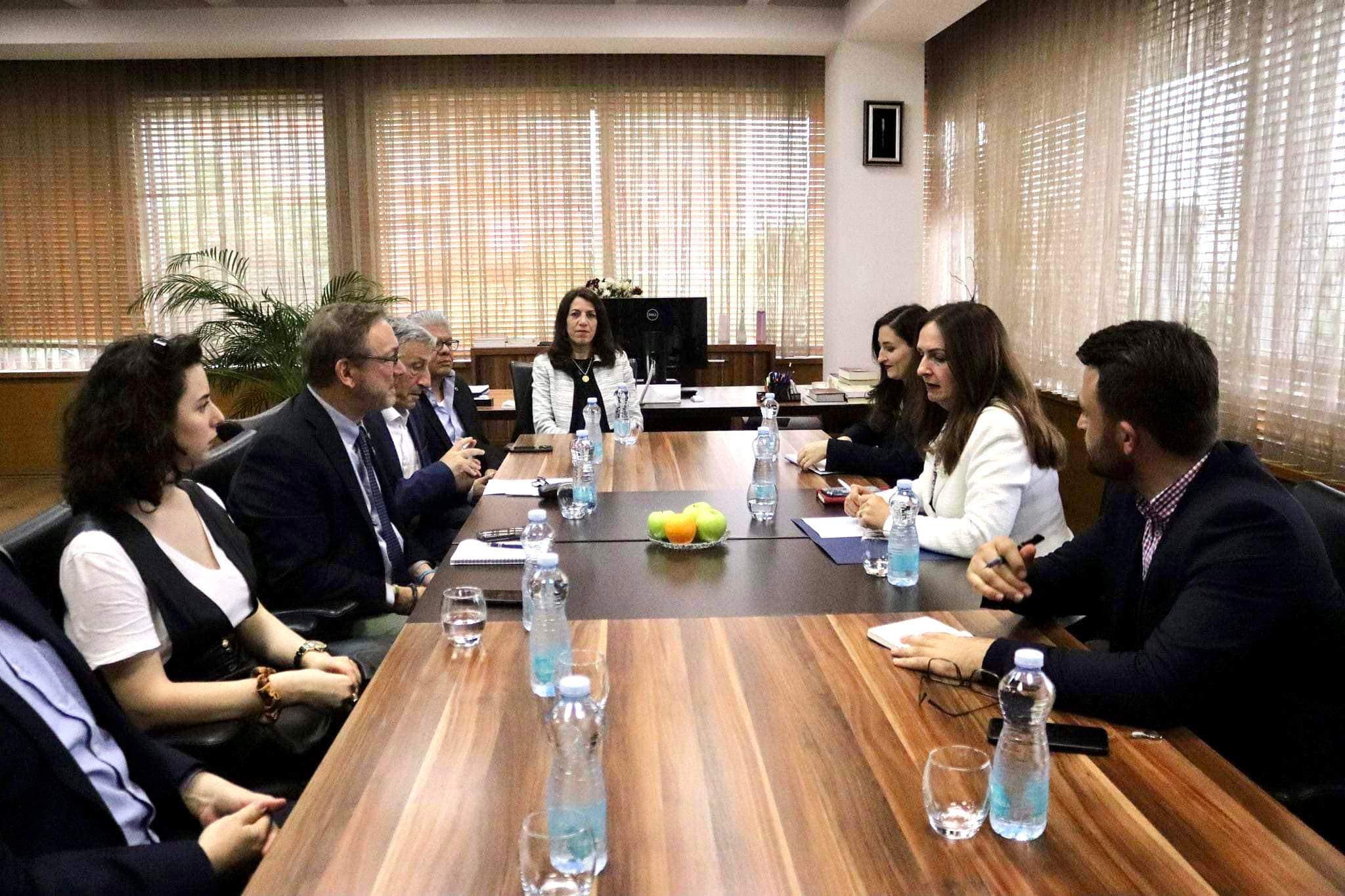 Arberie Nagavci pret në takim nënkryetarin e Federatës së Mësuesve të Illinois me bashkëpunëtorë