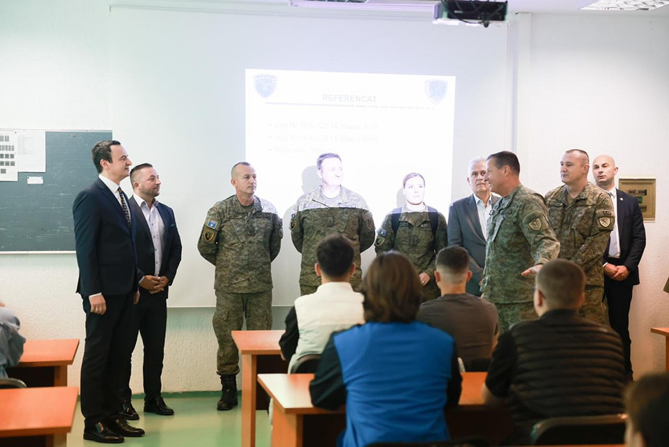 Armend Mehaj-Albin Kurti-kazermën Skënderbeu në Ferizaj, ku grupe nxënësish po ndjekin ligjëratat