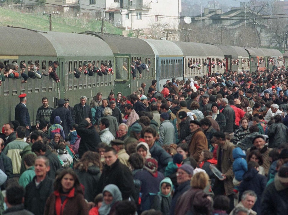 Dëbimit të shqiptarëve me dhunë nga forcat paramilitare serbe në luftën e vitit 1998-1999.