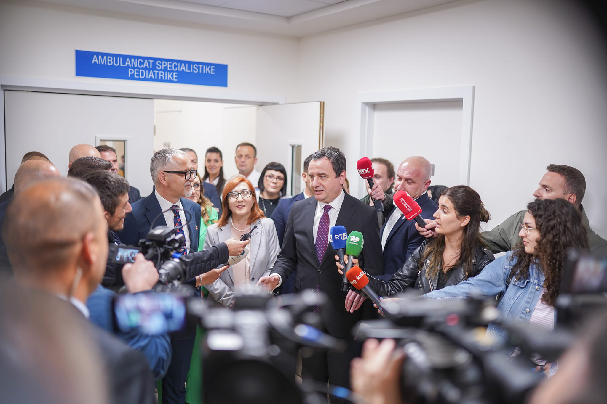 Kurti dhe Vitia vizituan spitalin e pediatrisë në QKUK ku filluan shërbimet e rezonancës magnetike