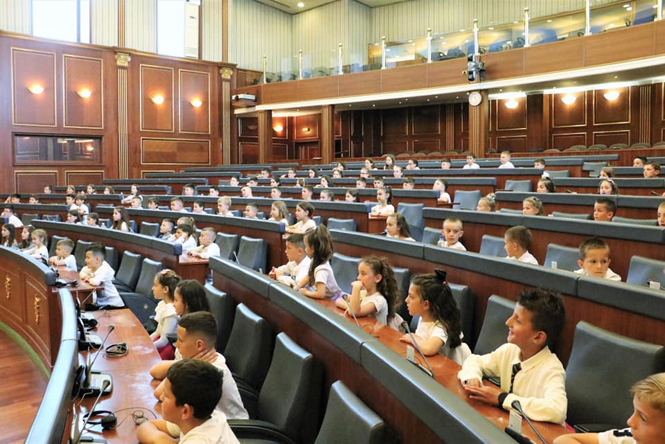 Me rastin e 1 Qershorit mbi 1 mijë fëmijë vizituan Kuvendin